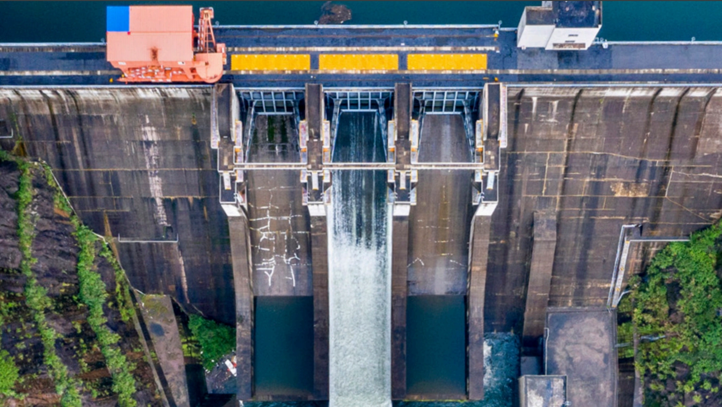 Barragem de usina hidrelétrica: energia menos poluente também pode causar impactos socioambientais