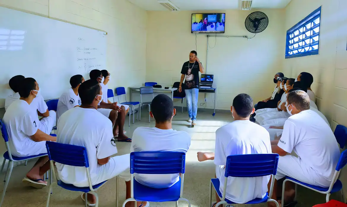 No sistema socioeducativo, profissionalização deveria ser eixo de reintegração social
