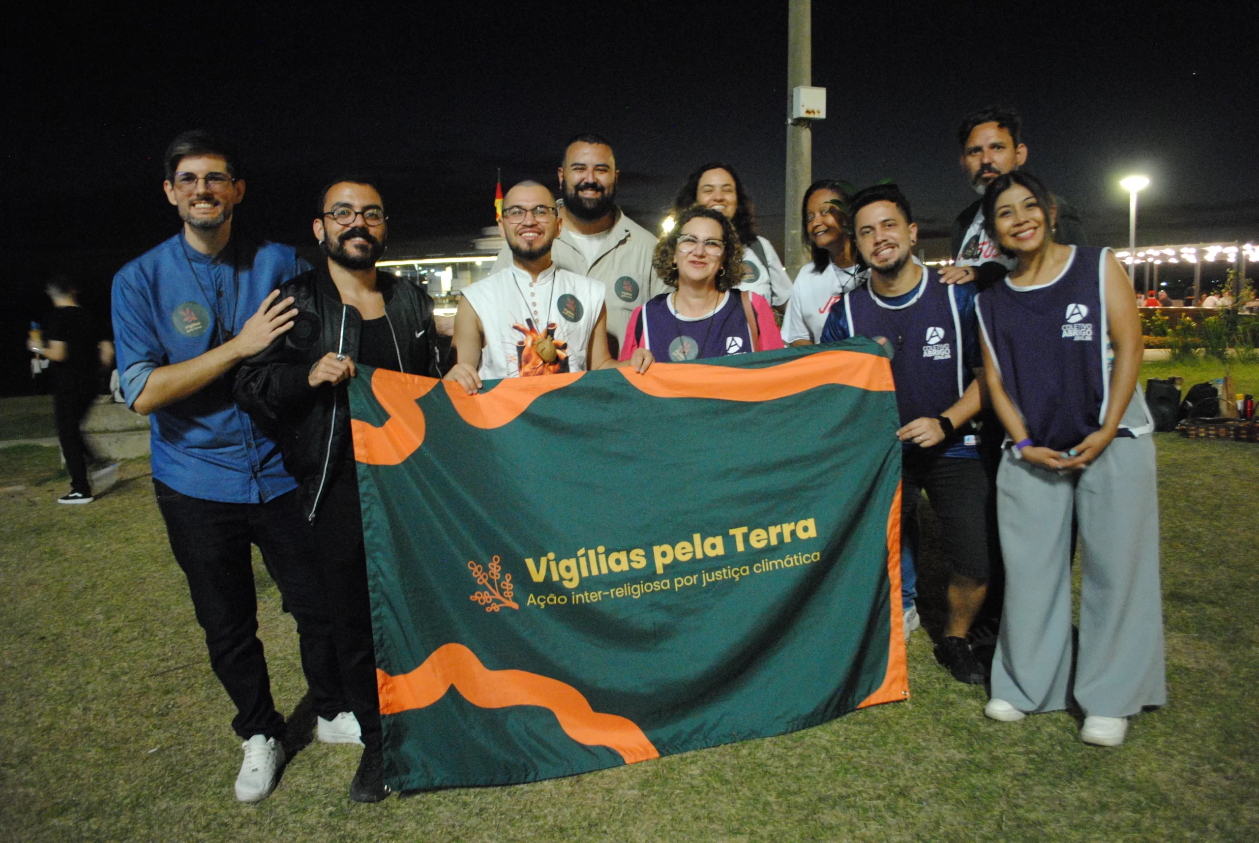 Imagem de topo: Tiago Santos (à esquerda, de azul) e Paulo Sampaio (ao centro, de branco) durante a vigília em Porto Alegre. / Foto por: Poliana Einsfeld (Coletivo Abrigo)