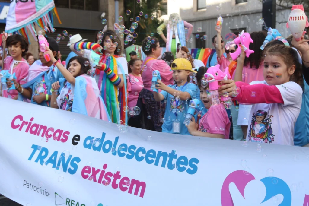 Infância ameaçada: mais de 100 projetos de lei atacam direitos de crianças LGBTQIA+ 3 Crianças trans na Parada do Orgulho LGBT de São Paulo.Foto: Rovena Rosa/Agência Brasil
