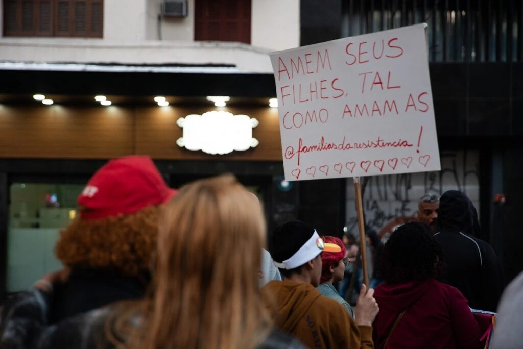 Infância ameaçada: mais de 100 projetos de lei atacam direitos de crianças LGBTQIA+ 2 Na Marcha Trans de São Paulo, em 2024, famílias pedem respeito à diversidade.Foto: André Nery/Diadorim