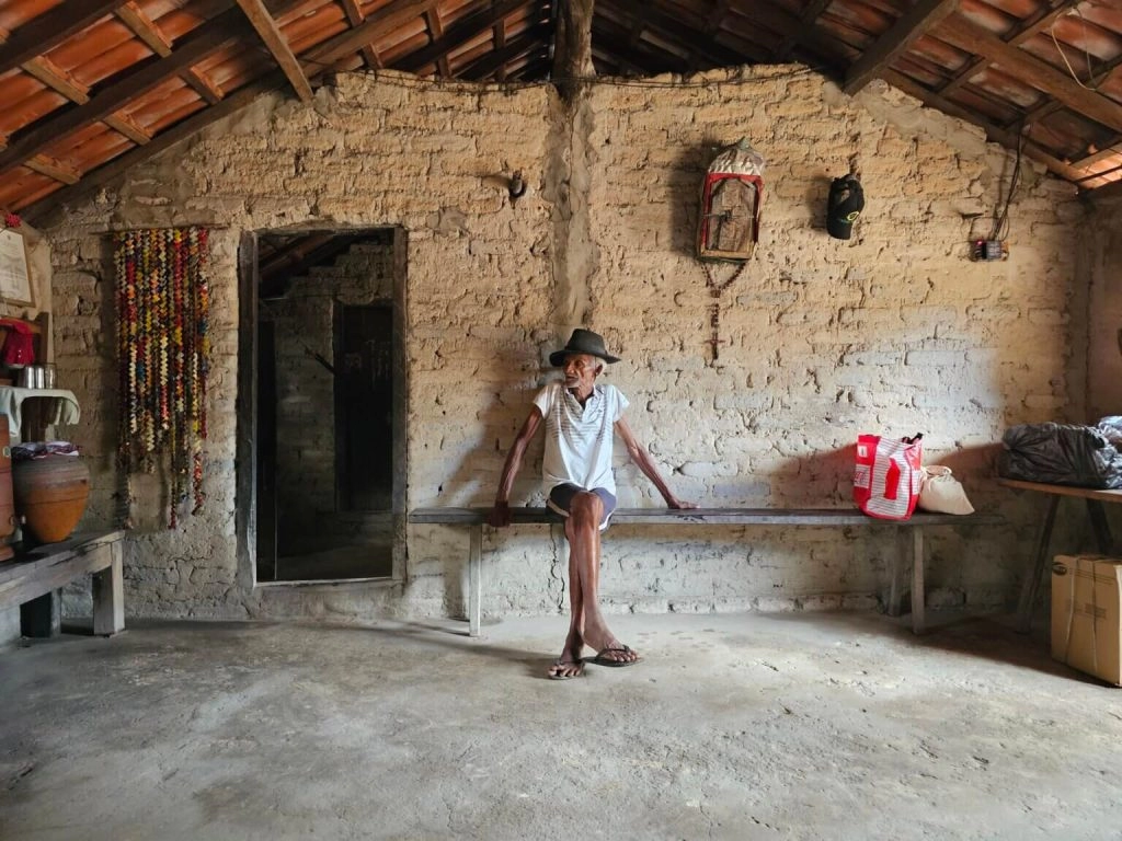 Povos e comunidades tradicionais: entenda o que são 3 Seu Raimundo Ribeiro no interior de sua casa de taipa no Quilombo Macacos. Foto: Cássio Bezerra/Acervo ISPN