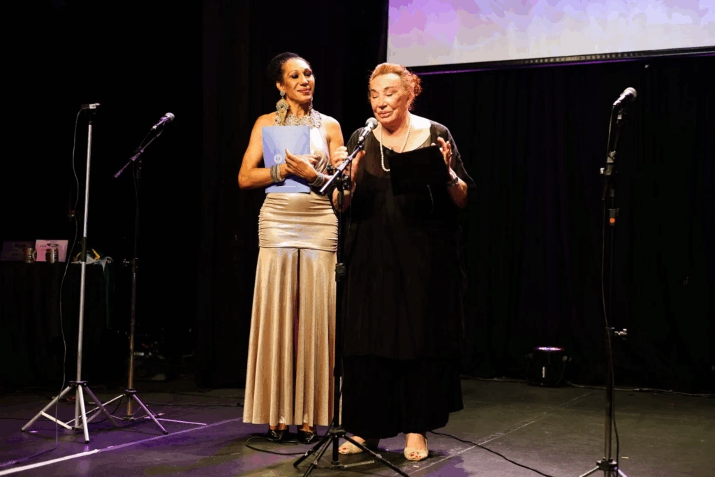 Pioneira, há 40 anos ela acolhe mulheres trans pela estética 4 Lala recebendo o Prêmio Claudia Wonder 2025, na Semana de Visibilidade Trans de São Paulo. (Foto: SP Escola de Teatro)