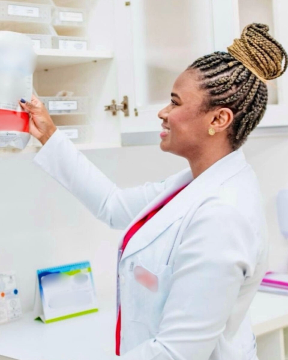 Bruna Araújo, farmacêutica bioquímica com especialização em farmácia oncológica. Imagem: Arquivo Pessoal