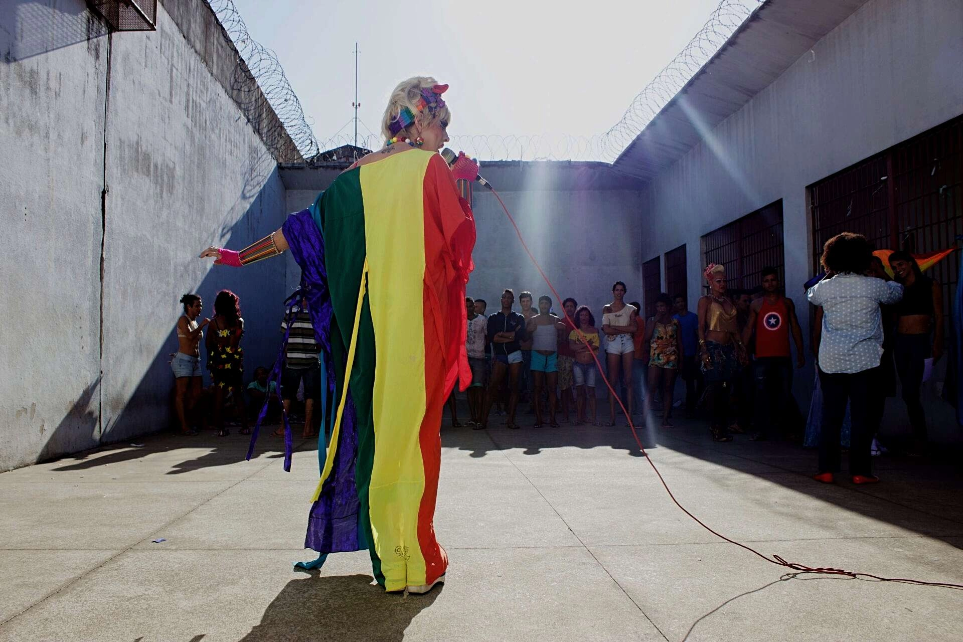 Pátio do pavilhão 4 do da Penitenciária Jason Albergaria durante semana do orgulho LGBT em 2018 (Foto: Vanessa Sander/ Acervo Fundo Brasil)