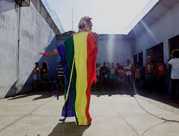 Pátio do pavilhão 4 da Penitenciária Jason Albergaria durante semana do orgulho LGBT em 2018 (Foto: Vanessa Sander/ Acervo Fundo Brasil)