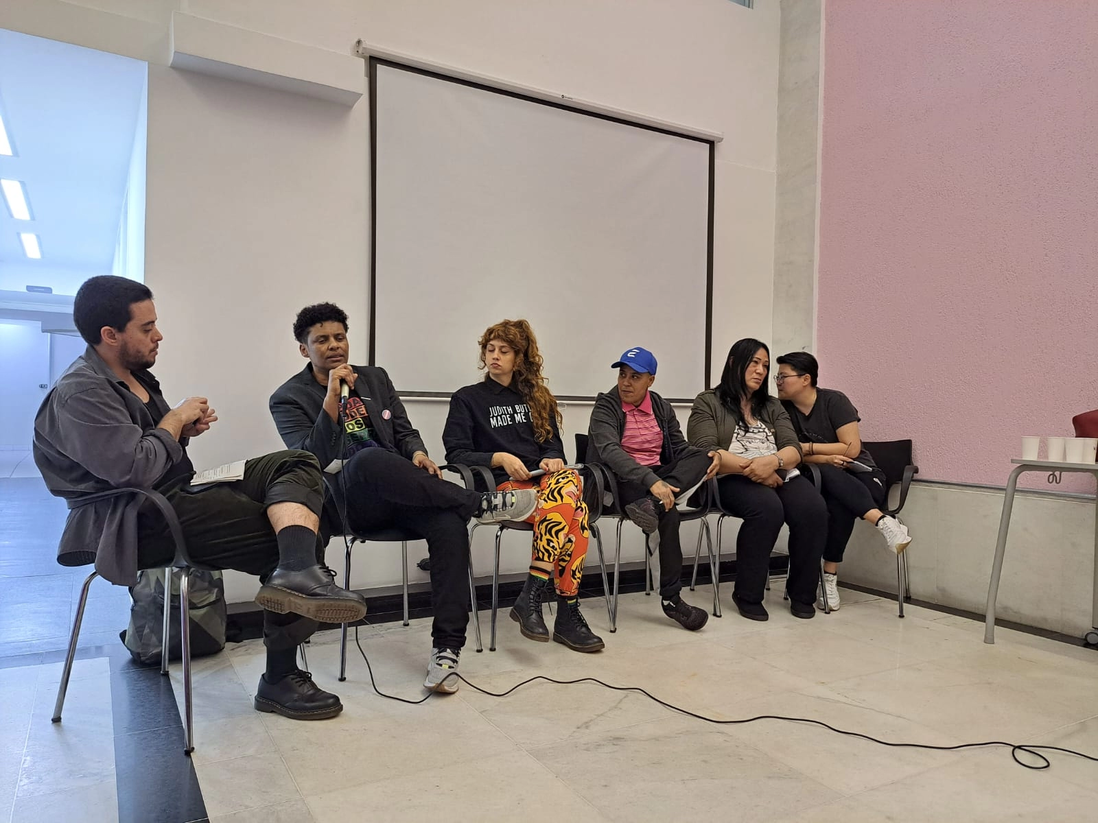 Sistema prisional distorce discurso sobre gênero e sexualidade para justificar aumento de vagas, diz antropóloga 2 Da esquerda para a direita: Renato Camps, Lucca Conde, Vanessa Sander, Leo, Ghi Zullueta e a pessoa coordenadora do ITTC, Cátia Kim (foto: Rafael Ciscati)