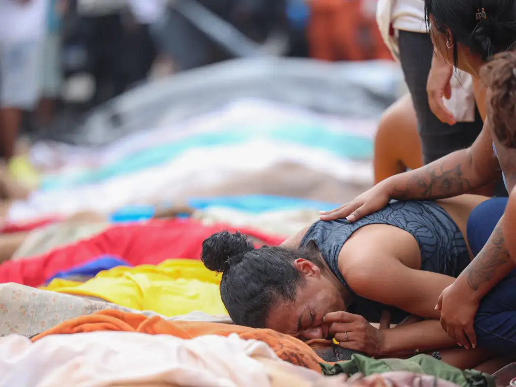 Rio de Janeiro (RJ), 29/10/2025 - Dezenas de corpos são trazidos por moradores para a Praça São Lucas, na Penha, zona norte do Rio de Janeiro. Operação Contenção. Foto: Tomaz Silva /Agência Brasil