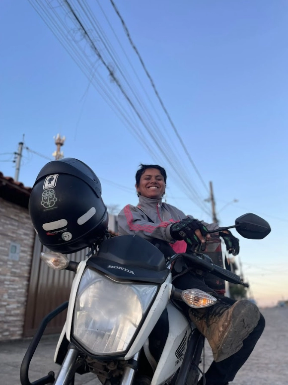 O Minas no Trecho foi “uma forma de identificar problemas profissionais, mas acabou indo para o lado da partilha. Deixou de ser apenas um grupo online e passou a ser um coletivo de motogirls”. (Imagem: acervo pessoal)