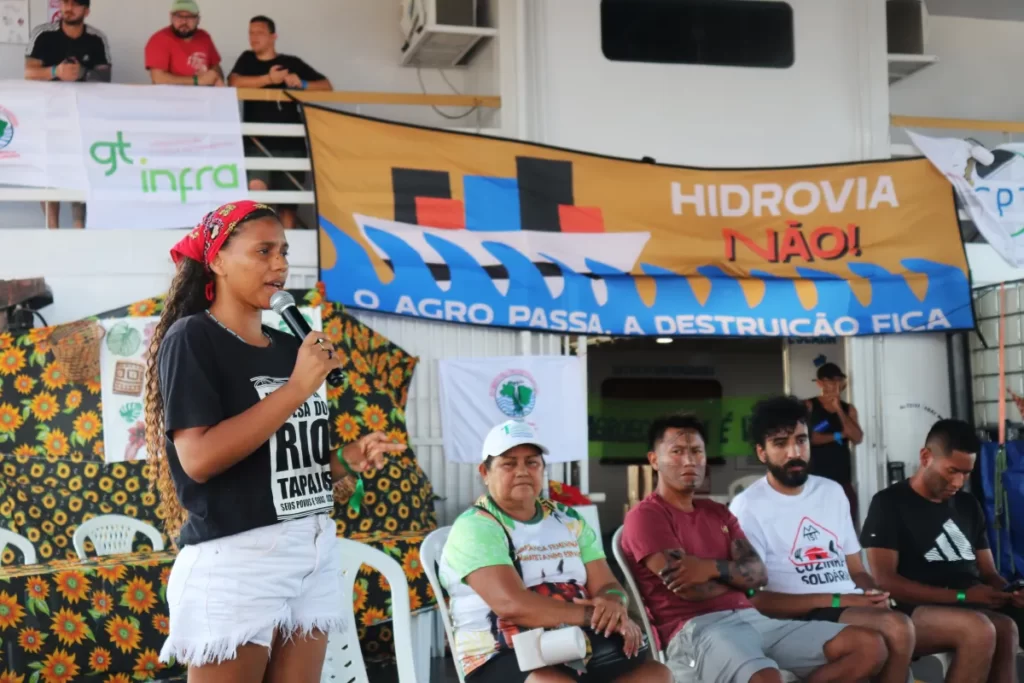 Caravana percorre rota da soja até a COP30 para alertar sobre danos do agronegócio 3 Alice Soares, arqueóloga e militante do Movimento Tapajós Vivo (PA). Foto: Lanna Paula Ramos/Tapajós de Fato