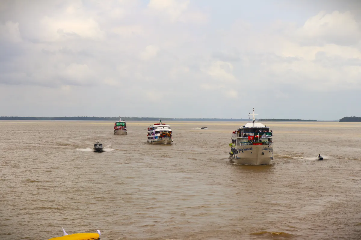 Caravana percorre rota da soja até a COP30 para alertar sobre danos do agronegócio 1 Barqueta marcou o ato de abertura da Cúpula dos Povos com mais de 200 embarcações no rio Guamá. Foto: Lanna Paula Ramos/Tapajós de Fato