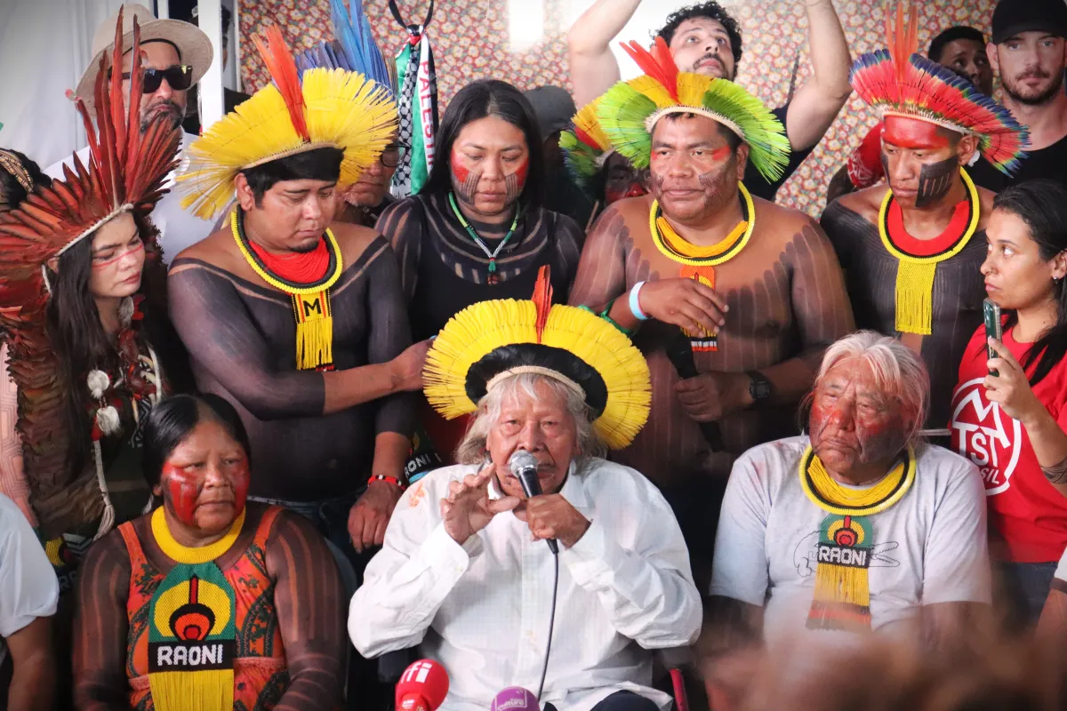 Caravana percorre rota da soja até a COP30 para alertar sobre danos do agronegócio 2 "Se continuar fazendo essas coisas ruins, primeiro os povos indígenas irão sofrer, depois todos vocês" - Cacique Raoni Metuktire, reconhecido mundialmente pela defesa do meio ambiente.