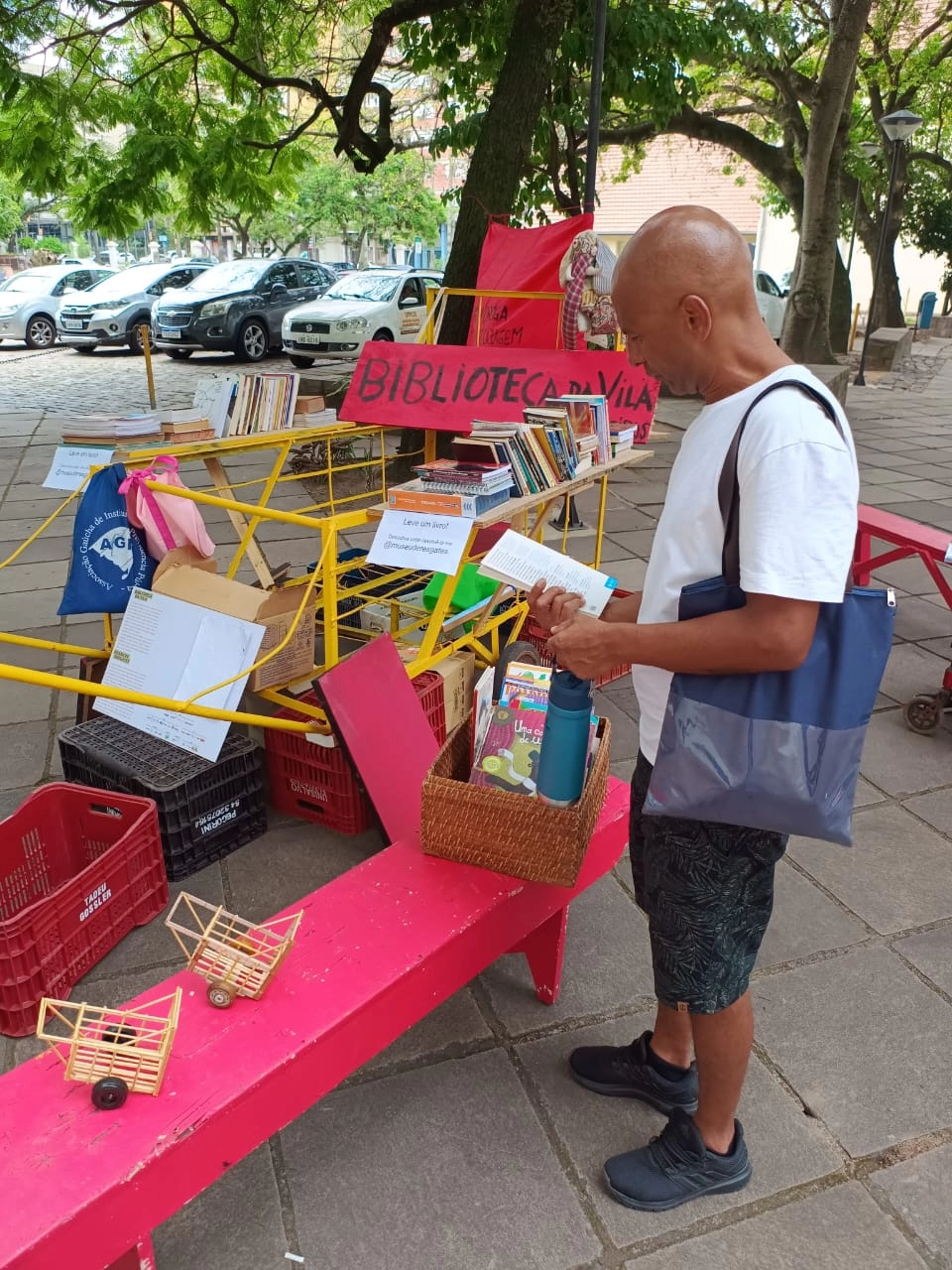 Carrinho biblioteca é recolhido em Porto Alegre 3 “Muitas das coisas que aprendi na vida foram lendo e eu queria passar isso adiante. Toda pessoa que lê, vê o mundo melhor. Eu acho isso muito bacana”, diz Antônio (Foto: arquivo pessoal / Cristiano Sant’Anna)