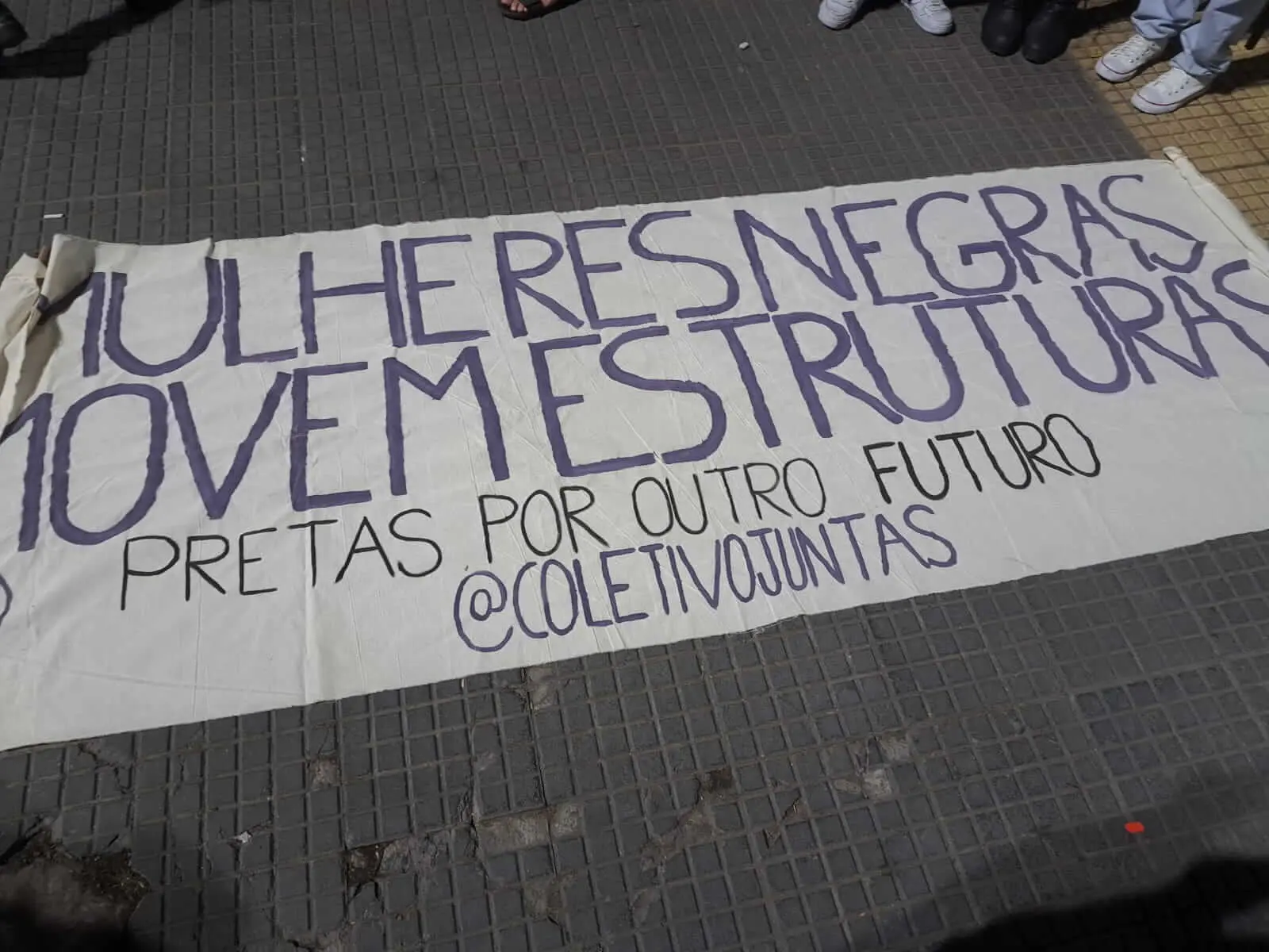 Cartaz mostrado na marcha das mulheres sobre mulheres pretas