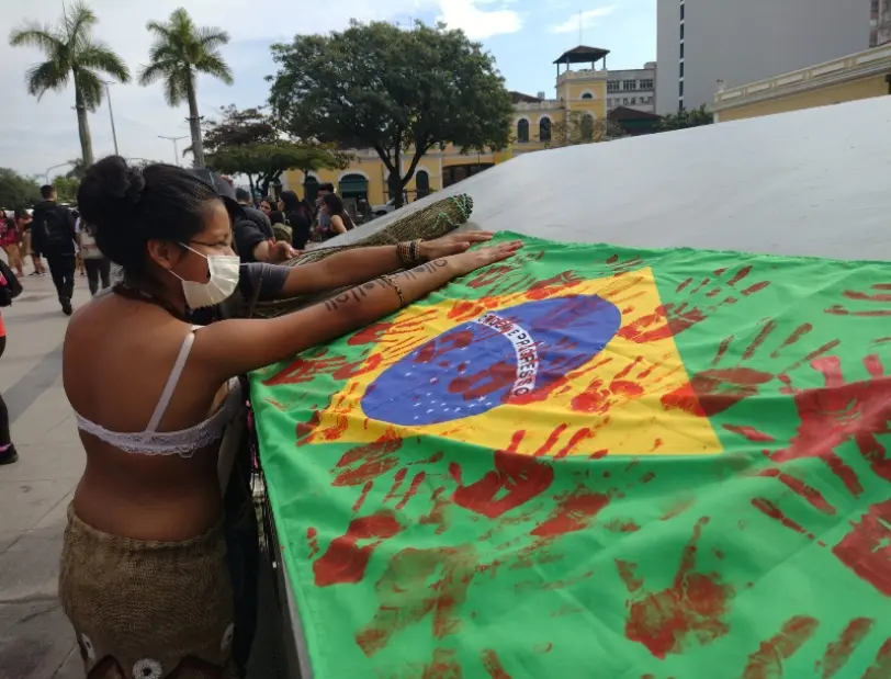 Integrante da juventude Xokleng participa de ato pela vida em Florianópolis (Acervo Fundo Brasil / Inathan Gomes Santos)
